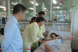 Thăm hỏi nạn nhân vụ chìm tàu. (Ảnh: Văn Nhiều/TTXVN)