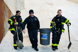 Lực lượng cứu hộ Mỹ rải muối trên đường phố New York ngày 21/1 để chuẩn bị đối phó với bão tuyết. (Nguồn: AFP/TTXVN)