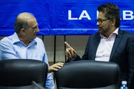Trưởng đoàn đàm phán Chính phủ Colombia Humberto de la Calle (trái) đại diện của FARC Ivan Marquez (phải) tại cuộc họp báo ở La Habana ngày 19/1. (AFP/TTXVN)