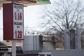 Giá xăng dầu được niêm yết tại trạm xăng ở thành phố Oklahoma thuộc Oklahoma, Mỹ ngày 12/2. (Nguồn: AFP/TTXVN)