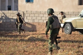 Cảnh sát đặc nhiệm Tunisia trong chiến dịch truy quét khủng bố tại thị trấn Ben Guerdane, gần biên giới Libya. (Nguồn: AFP/TTXVN)
