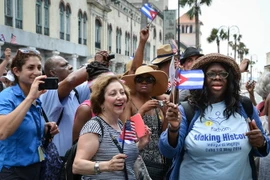 Các hành khách du thuyền The Adonia dạo chơi trên các đường phố ở thủ đô La Habana. (Nguồn: AFP/TTXVN)