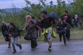 Người tị nạn Syria tìm cách vượt biên trái phép qua khu vực biên giới Hy Lạp-Macedonia. (nguồn: AFP/TTXVN)