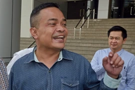 Thủ lĩnh phong trào áo đỏ Jatuporn Prompan (trước) tại tòa án ở Bangkok. (Nguồn: AFP/TTXVN)