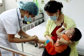Bệnh viện Nhi Trung ương (Bộ Y tế) khám, điều trị là các bệnh mùa hè. (Ảnh: Dương Ngọc/TTXVN)
