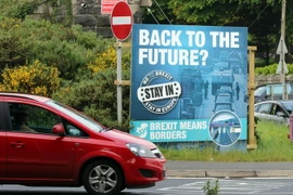 Logo kêu gọi cử tri bỏ phiếu ở lại EU tại khu vực ngoại ô Newry, Bắc Ireland. (Nguồn: AFP/TTXVN)