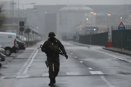 Lực lượng an ninh Bỉ gác bên ngoài sân bay Zaventem, một ngày sau vụ đánh bom kép, ngày 23/3. (Nguồn: AFP/TTXVN)