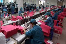 May sản phẩm túi xách xuất khẩu. (Ảnh: Vũ Sinh/TTXVN)