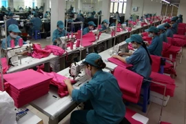 May sản phẩm túi xách xuất khẩu. (Ảnh: Vũ Sinh/TTXVN)