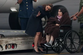 Ngoại trưởng Mexico Claudia Ruiz Massieu (trái) hỏi thăm sức khỏe một khách du lịch Mexico bị thương trong vụ bắn nhầm ở Ai Cập tại sân bay quốc tế Mexico City ngày 18/9/2015. (Nguồn: THX/TTXVN)