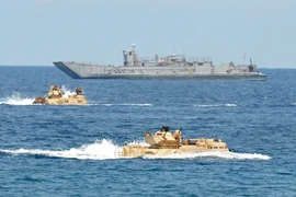 Hải quân Mỹ tham gia cuộc tập trận đổ bộ tại khu vực bờ biển San Antonio, tỉnh Zambales, Philippines ngày 21/4/2015. (Nguồn: AFP/TTXVN)