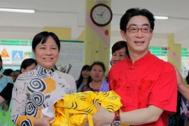 Diễn viên Lục Tiểu Linh Đồng trong một cuộc giao lưu với học sinh tiểu học Việt Nam. (Ảnh: Phương Vy/TTXVN)