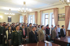 Hát quốc ca tại lễ míttinh ngày thành lập Đảng tại Nga. (Ảnh: Quế Anh-Duy Trinh/Vietnam+)