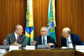 Tổng thống lâm thời Michel Temer (giữa) vá các thành viên thuộc chính phủ mới. (Nguồn: THX/TTXVN)