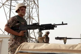 Binh sỹ Jordan tuần tra tại khu vực Rugban trên biên giới Jordan-Syria. (Nguồn: EPA/TTXVN)