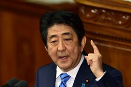 Thủ tướng Nhật Bản Shinzo Abe phát biểu tại phiên họp Hạ viện về vụ thử bom H của Triều Tiên, ở Tokyo ngày 6/1. (Nguồn: AFP/TTXVN)