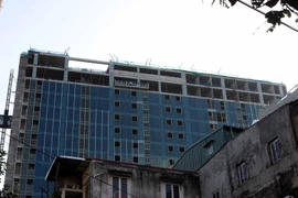 Tòa nhà 8B Lê Trực nhìn từ phố Sơn Tây. (Ảnh: Tuấn Anh/TTXVN)