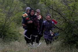 Người di cư tại khu vực Gevgelija, Macedonia sau khi vượt biên trái phép qua biên giới Hy Lạp-Macedonia. (Nguồn: AFP/TTXVN)