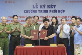Bộ trưởng Bộ Công an Tô Lâm và Tổng Giám đốc Đài Tiếng nói Việt Nam Nguyễn Thế Kỷ tại lễ ký Chương trình phối hợp tuyên truyền. (Ảnh: Phạm Kiên/TTXVN)