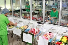 Chăm sóc trẻ sơ sinh tại Bệnh viện Phụ sản Trung ương. (Ảnh: Dương Ngọc/TTXVN)