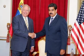 Tổng thống Venezuela (phải) tiếp Thứ trưởng Ngoại giao Mỹ Thomas Shannon. (Nguồn: EPA/TTXVN)