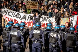 Cảnh sát chống bạo động ngăn người biểu tình. (Nguồn: AFP/TTXVN)