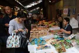 Người dân Nhật Bản mua sắm tại thủ đô Tokyo. (Nguồn: AFP/TTXVN)