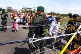 Binh sỹ gác tại cửa khẩu biên giới Venezuela-Colombia ở San Antonio de Tachira. Ảnh minh họa. (Nguồn: AFP/TTXVN)