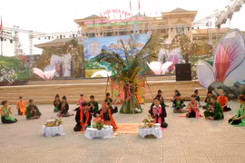 Trình diễn Lễ hội Kin Pa Then trong khuôn khổ các hoạt động của Lễ hội Hoa Ban năm 2015. (Ảnh: Xuân Tư/TTXVN)