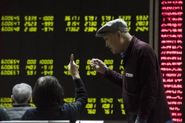 Các nhà đầu tư tại một công ty chứng khoán ở Bắc Kinh ngày 7/1. (Nguồn: AFP/TTXVN)