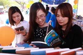 Độc giả tham quan, tìm mua sách tại lễ hội. (Ảnh: Lâm Khánh/TTXVN)