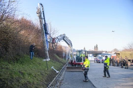Công nhân dựng rào chắn tại khu vực Spielfeld nằm trên biên giới Áo-Slovenia. (Nguồn: AFP/TTXVN)