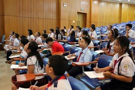 Học sinh khối lớp 5 làm bài thi "Nhìn hình ảnh đoán chủ đề" năm 2015. (Ảnh minh họa. Đoàn Mạnh Dương/TTXVN)