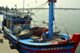 Tàu cá Qna 94592TS được lai dắt về cảng Cửa Đại an toàn. (Ảnh: Đỗ Trưởng/TTXVN)