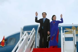 Chủ tịch nước Trần Đại Quang và Phu nhân đến sân bay Quốc tế Phnom Penh. (Ảnh: Nhan Sáng/TTXVN)