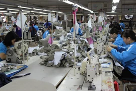 Sản xuất hàng dệt may. (Ảnh: Hoàng Nguyên/TTXVN)