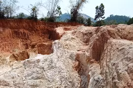 Một quả đồi bị đào bới tan hoang để khai thác cao lanh tại xã Tân Phương, Thanh Thủy, Phú Thọ. (Ảnh: Hùng Võ/Vietnam+)