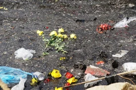 Một đoạn sông Hồng bị ô nhiễm sau ngày cung tiến ông Táo. (Ảnh: Hoàng Mạnh Thắng)