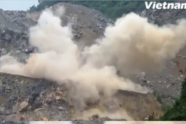 Hoạt động nổ mìn phá núi vẫn diễn ra sôi động tạ các mỏ đá đang bị tạm dừng để khắc phục vi phạm. (Ảnh: H.V/Vietnam+)