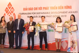Các tác giả nhận giải. (Ảnh: M.M/Vietnam+)