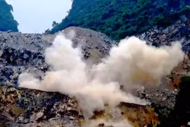 Hoạt động nổ mìn khai thác đá tại huyện Lương Sơn, tỉnh Hòa Bình. (Ảnh: H.V/Vietnam+)