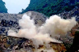 Hoạt động nổ mìn khai thác đá tại huyện Lương Sơn, tỉnh Hòa Bình. (Ảnh: H.V/Vietnam+)