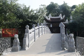 Trước cổng đền Cẩu Nhi có hai con chó bằng đá án ngữ. (Ảnh: Mai Mạnh/Vietnam+)