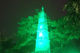 Tháp Bút được nhuộm xanh bằng hệ thống đèn LED.(Ảnh: Hùng Võ/Vietnam+)