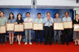Các tác giả nhận giải cuộc thi. (Nguồn ảnh: BTC)