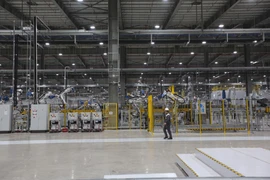 Việc tiếp tục giảm 50% mức thu lệ phí trước bạ đối với ôtô sản xuất, lắp ráp trong nước được kỳ vọng sẽ có tác động tích cực đối với người tiêu dùng, nhà sản xuất, lắp ráp và kinh tế-xã hội. (Ảnh: Minh Sơn/Vietnam+)