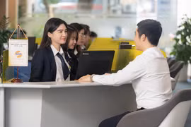 VN-Index có biến động rất mạnh với hai phiên đầu tuần điều chỉnh về vùng hỗ trợ tâm lý quanh ngưỡng 1.200 điểm. (Ảnh: Vietnam+)