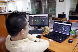 Hành động bán tháo diễn ra trên diện rộng cùng với lực cầu thưa thớt, cho thấy tâm lý của các nhà đầu tư khá bi quan với những diễn biến rung lắc của thị trường. (Ảnh: Vietnam+)