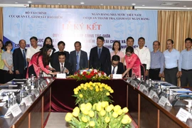 Cục Quản lý, Giám sát Bảo hiểm và Cơ quan Thanh tra, Giám sát Ngân hàng ký kết Quy chế hợp tác, ngày 51/10. (Ảnh: BTC/Vietnam+)