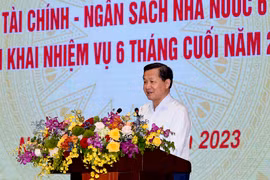 Phó Thủ tướng Chính phủ Lê Minh Khái đề nghị Bộ Tài chính cần phải làm tốt và nhanh hơn nữa đối với các nhiệm vụ cấp bách đồng thời phối hợp khẩn trương đối với các nhiệm vụ tham gia cùng với các bộ, ngành khác. (Ảnh: PV/Vietnam+)